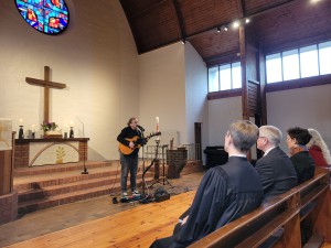 6631dd9bcaf2e09 Im Festgottesdienst singt Joe Bennick unter anderem das Lied Truly my best. Foto Petra Straub.jpg